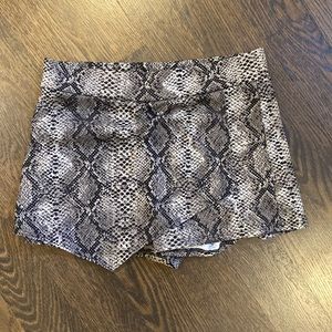 Snakeskin skort